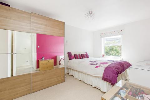 17 Locksmeade Road, Richmond, TW10 7YT