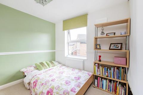 17 Locksmeade Road, Richmond, TW10 7YT