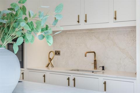 20 Green Curve, Banstead, SM7 1NX