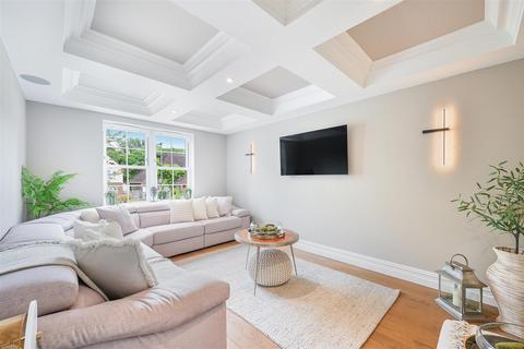 20 Green Curve, Banstead, SM7 1NX