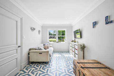 20 Green Curve, Banstead, SM7 1NX