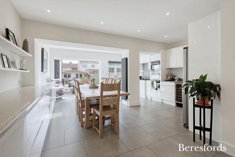 4 bedroom terraced house for sale, Crowlands Avenue, Romford, RM7