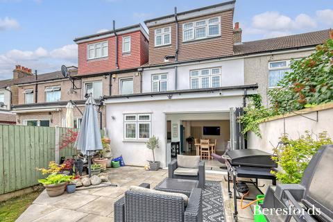 4 bedroom terraced house for sale, Crowlands Avenue, Romford, RM7