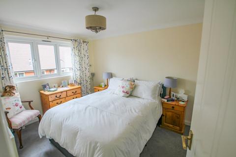 2 bedroom flat for sale, St Martins Way, Battle, TN33