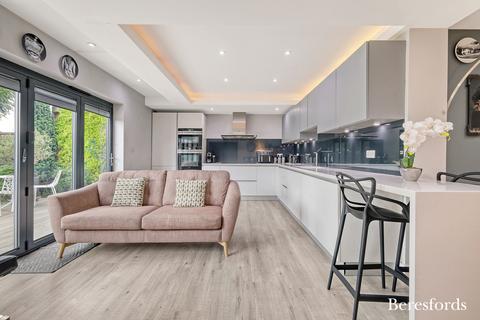 7 Chelsworth Drive, Romford, RM3 0ES