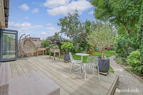 7 Chelsworth Drive, Romford, RM3 0ES