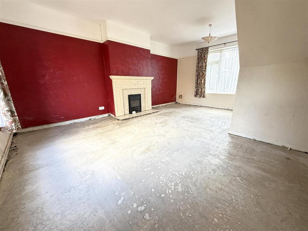 L shaped sitting/dining room