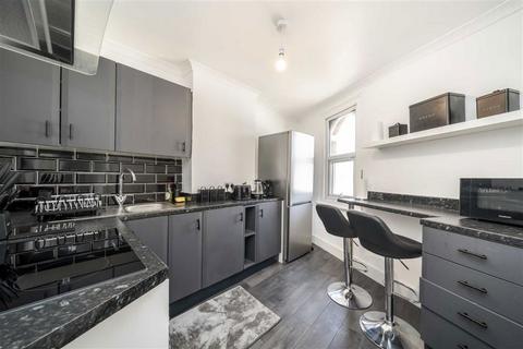 3 bedroom flat for sale, Old Woolwich Road, London SE10
