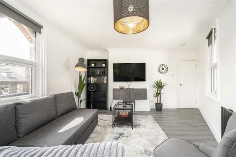 3 bedroom flat for sale, Old Woolwich Road, London SE10