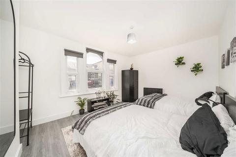 3 bedroom flat for sale, Old Woolwich Road, London SE10