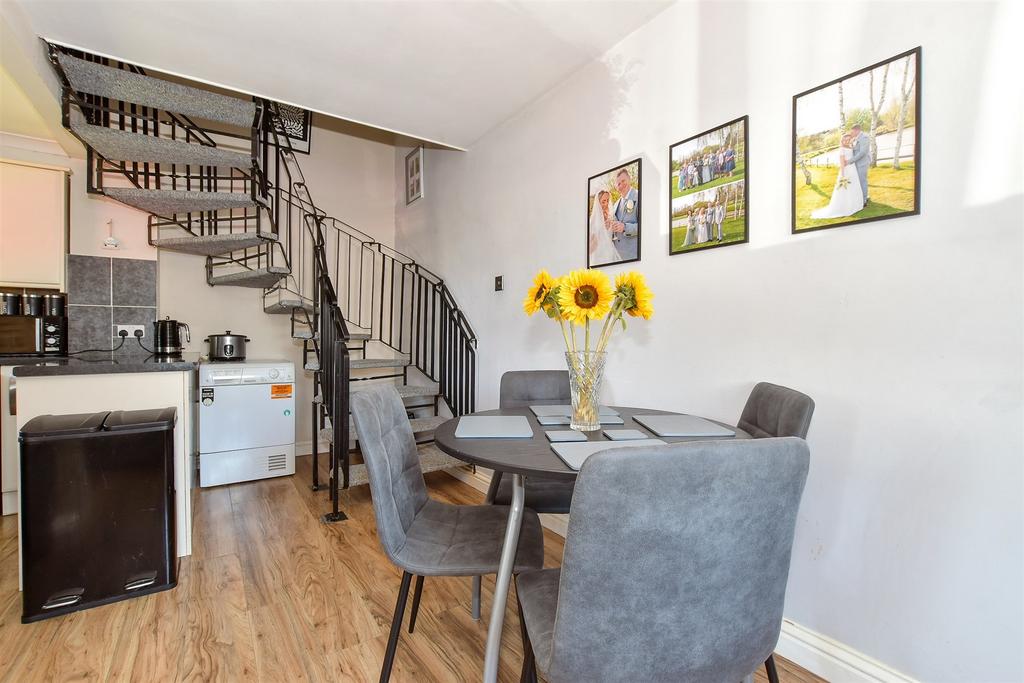 Lounge/Dining Area