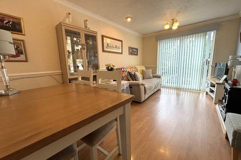 2 bedroom flat for sale, Grosvenor Lodge, Dorchester Road, Stockport