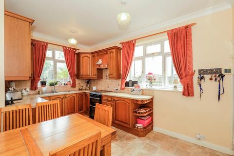 4 bedroom detached house for sale, Almsford Avenue, Harrogate