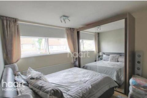 3 bedroom semi-detached house to rent, Wych Elm Close, HORNCHURCH