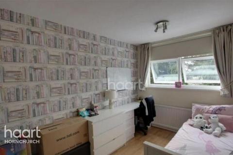 3 bedroom semi-detached house to rent, Wych Elm Close, HORNCHURCH