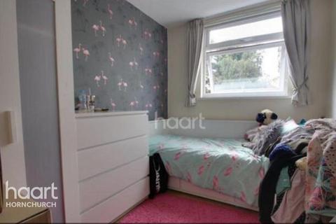 3 bedroom semi-detached house to rent, Wych Elm Close, HORNCHURCH