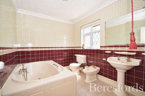 5 bedroom semi-detached house for sale, Moray Way, Romford, RM1
