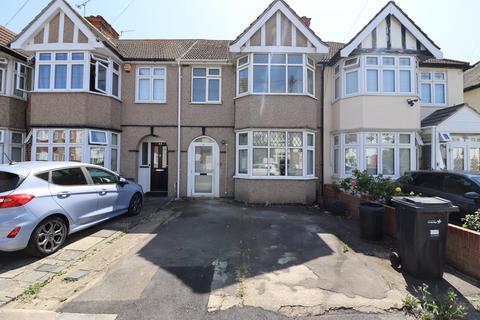 3 bedroom terraced house to rent, Brian Road, Romford RM6