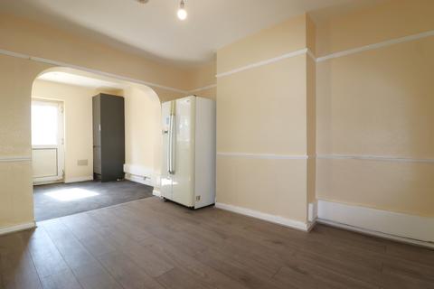 3 bedroom terraced house to rent, Brian Road, Romford RM6