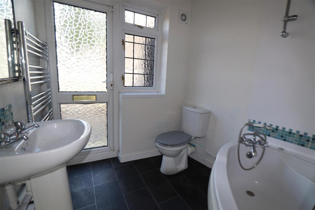 GF Bathroom.JPG