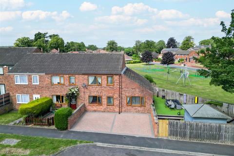 3 bedroom end of terrace house for sale, Kingstonia Gardens, Ripon