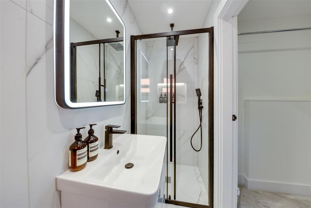 En Suite to Bed 3 Alt