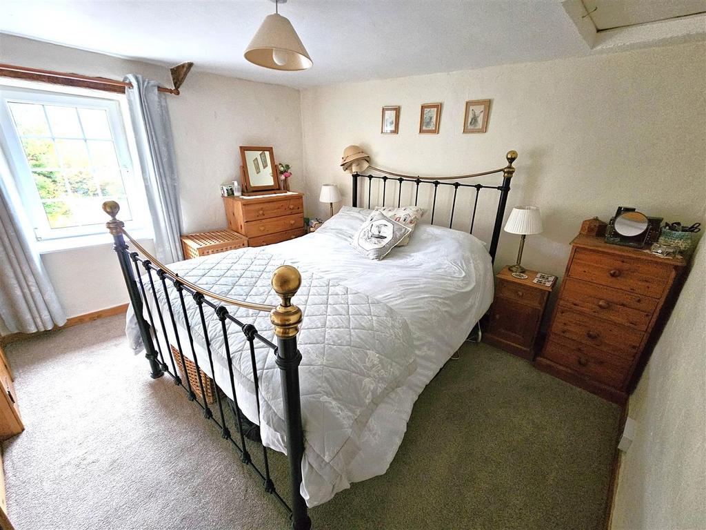 Bedroom 1.jpg