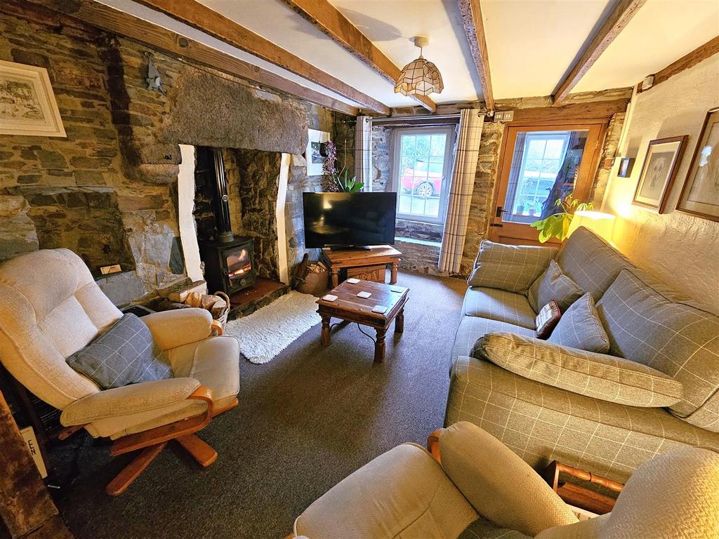 Living Room (3).jpg