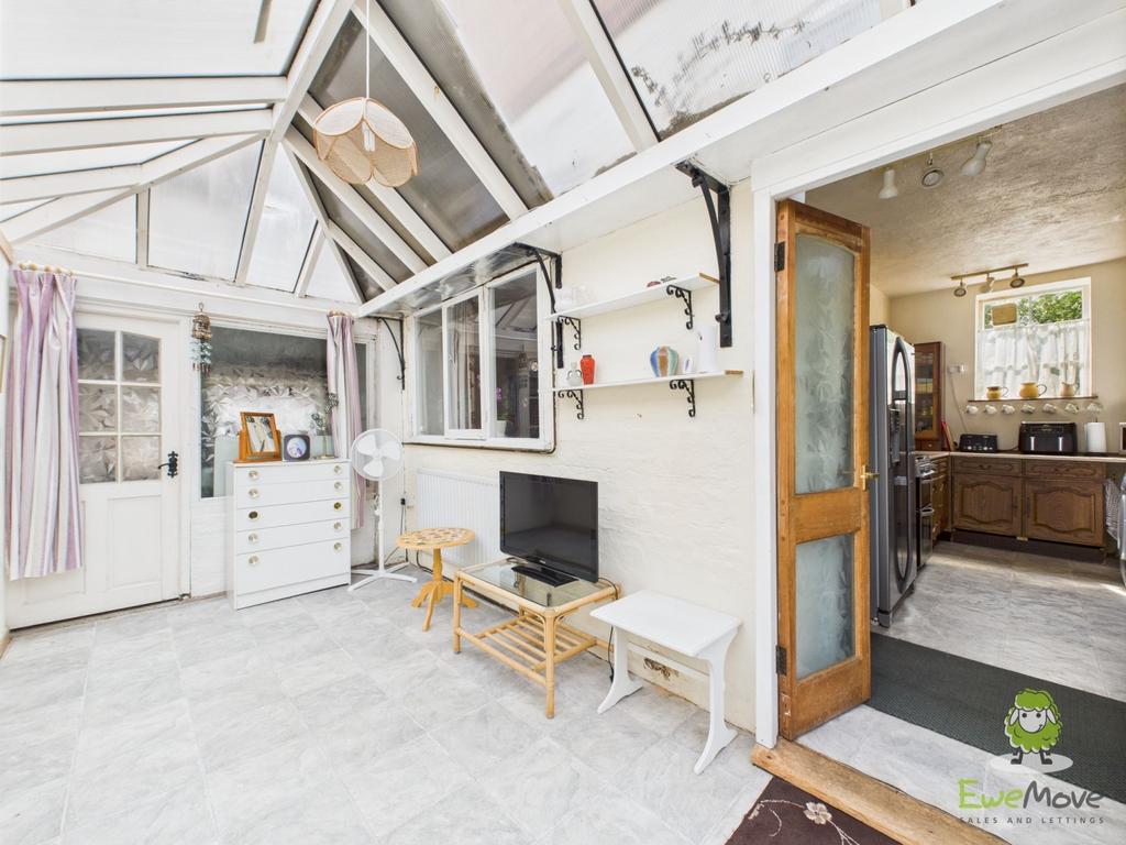 Sunroom - Charlotte Thomasson Ewemove Whitchurch a