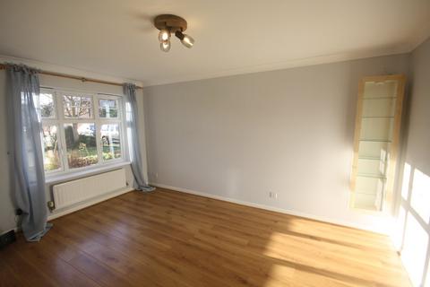 3 bedroom semi-detached house to rent, Hawthorn Close, Iver Heath SL0