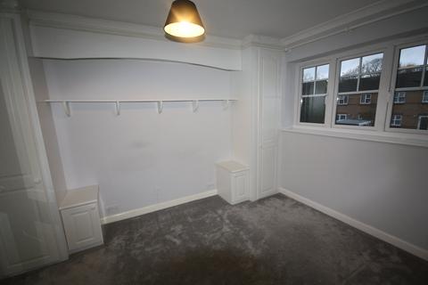 3 bedroom semi-detached house to rent, Hawthorn Close, Iver Heath SL0