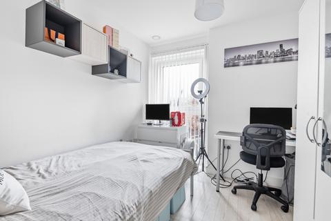 3 bedroom flat to rent, Pell Street, London, SE8
