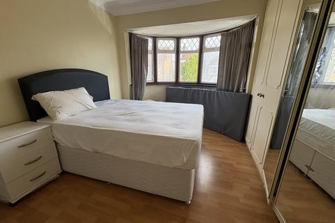 1 bedroom in a house share to rent, Church Street, London N9