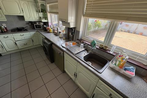 1 bedroom in a house share to rent, Church Street, London N9