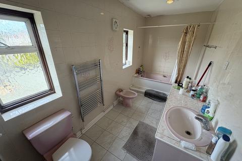 1 bedroom in a house share to rent, Church Street, London N9