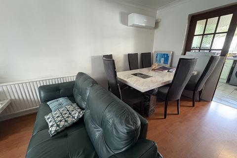 1 bedroom in a house share to rent, Church Street, London N9
