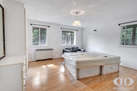 Studio to rent, Lampton Road, The Beeches