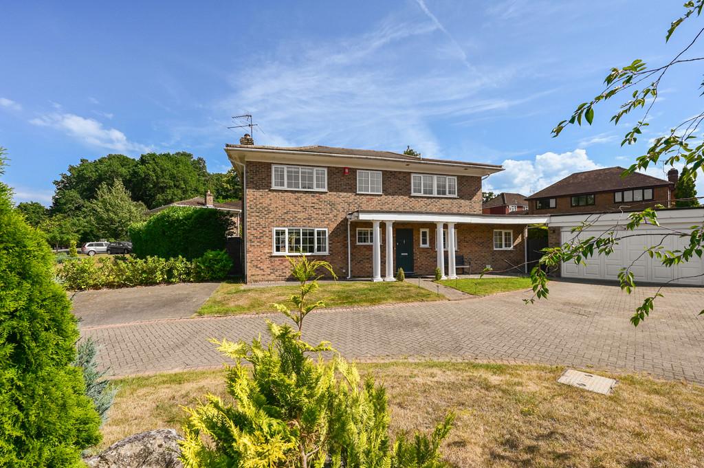 Bloomsbury Way, Camberley GU17 4 bed detached house - £925,000
