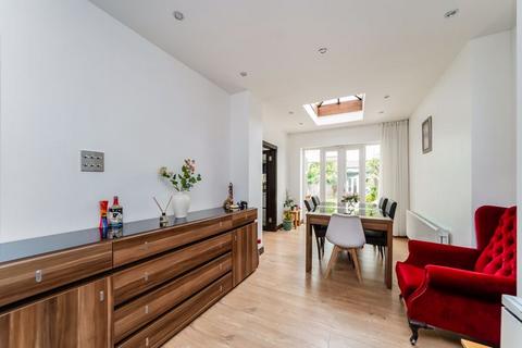 8 Eastbury Avenue, Enfield, EN1 3NL