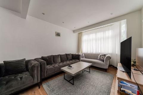 8 Eastbury Avenue, Enfield, EN1 3NL