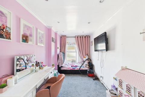27 Clegram Road, Gloucester, GL1 5PZ