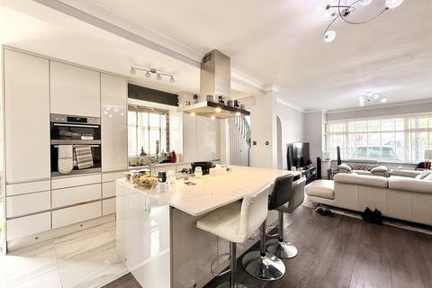 4 bedroom semi-detached house to rent, Adrienne Avenue, Southall UB1