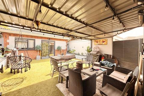 4 bedroom semi-detached house to rent, Adrienne Avenue, Southall UB1
