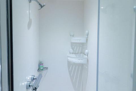 Studio to rent, Miles Street