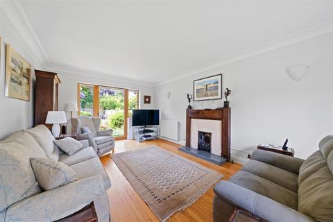 12 Heath Close, Banstead, SM7 3QU