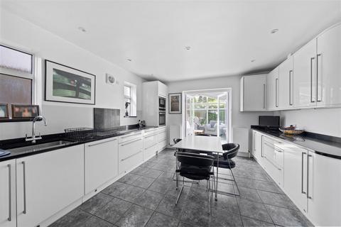 12 Heath Close, Banstead, SM7 3QU