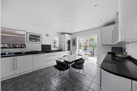12 Heath Close, Banstead, SM7 3QU