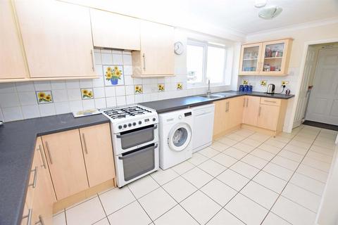 4 bedroom detached house for sale, Wickham Close, Newington