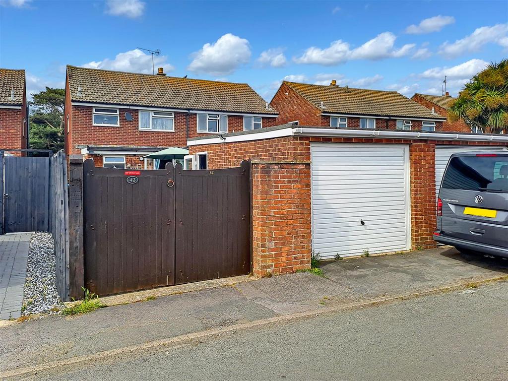 Garage &amp; Access to Driveway