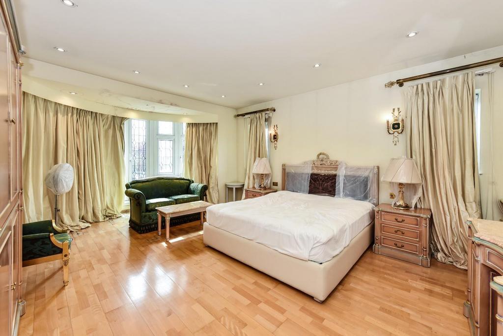 Beachcroft 18r Manor House Drive (16).JPG